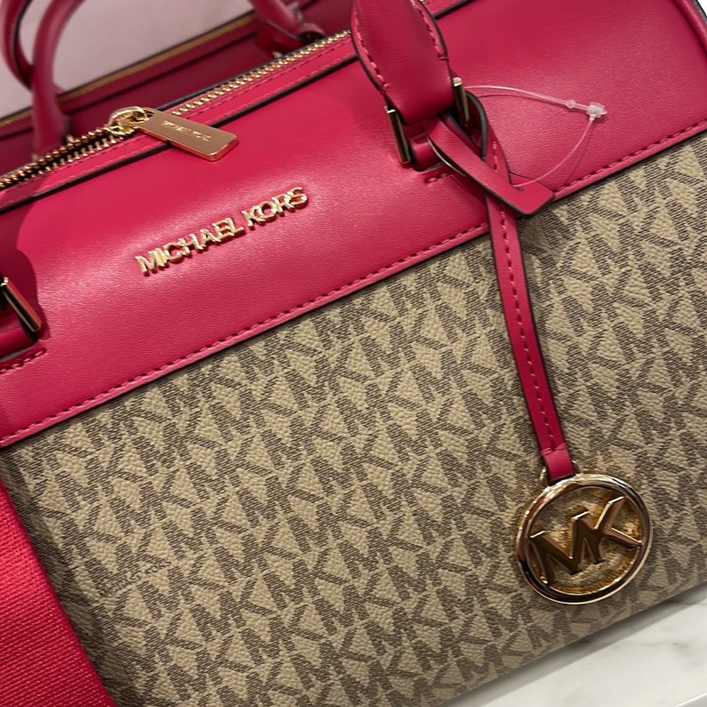 Michael Kors med Duffel Travel - Leather/Coated
Carmine Pink 
MD DUFFLES
NWT - Picture 16 of 16